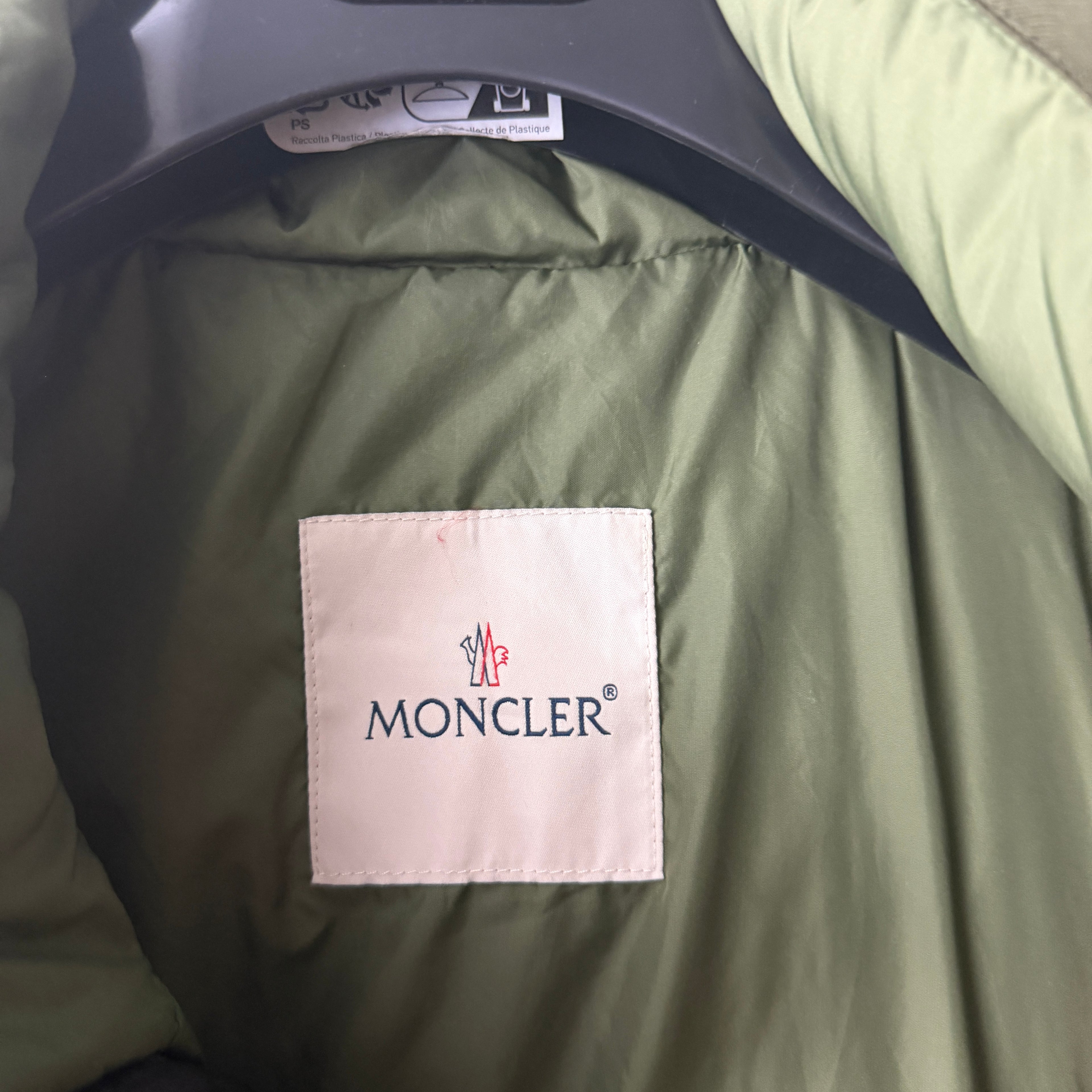 Moncler Gres Giubbotto Down Jacket — label