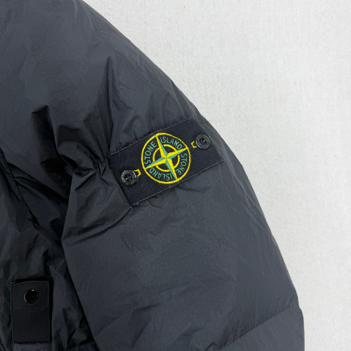 Stone Island AW21 Garment Dyed Crinkle Reps NY Down Hooded Jacket — badge
