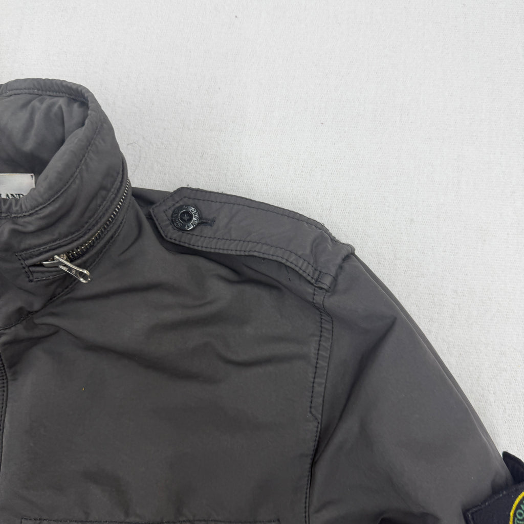 Collar and shoulder strap detail