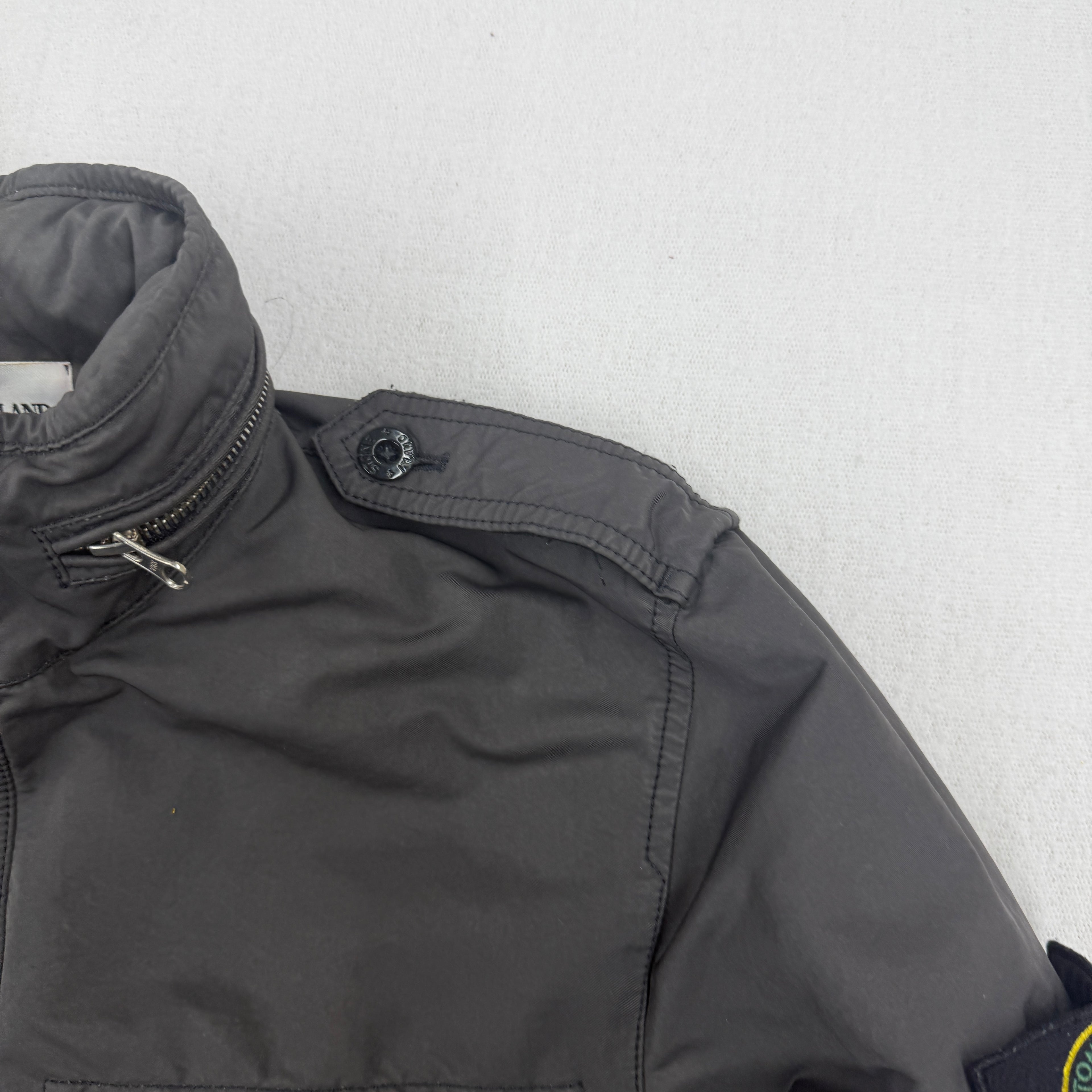 Collar and shoulder strap detail